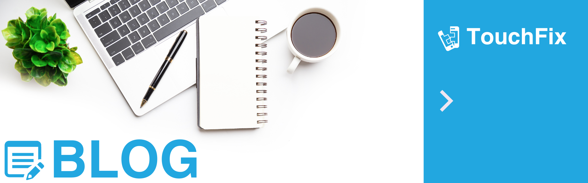 Sereen werkomgeving met open laptop, kop koffie en groene plant op wit bureau, met tekst 'BLOG' van TouchFix