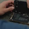 Technicus voert een iPhone scherm reparatie uit met een precisieschroevendraaier.