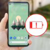 Google Pixel 4a-smartphone met batterijprobleem weergegeven door een rood batterij-icoon met waarschuwingssymbool.